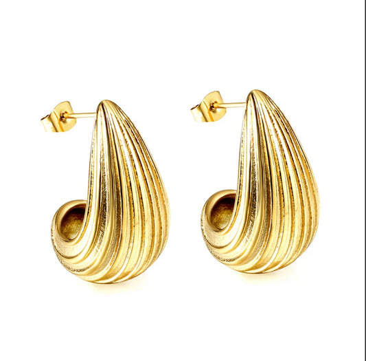 Morrigan ✨ Vertical Drop Oval Earrings – 18K Gold Plated Stainless Steel