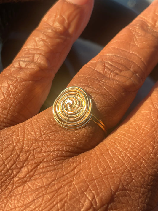 Swirl coin ring