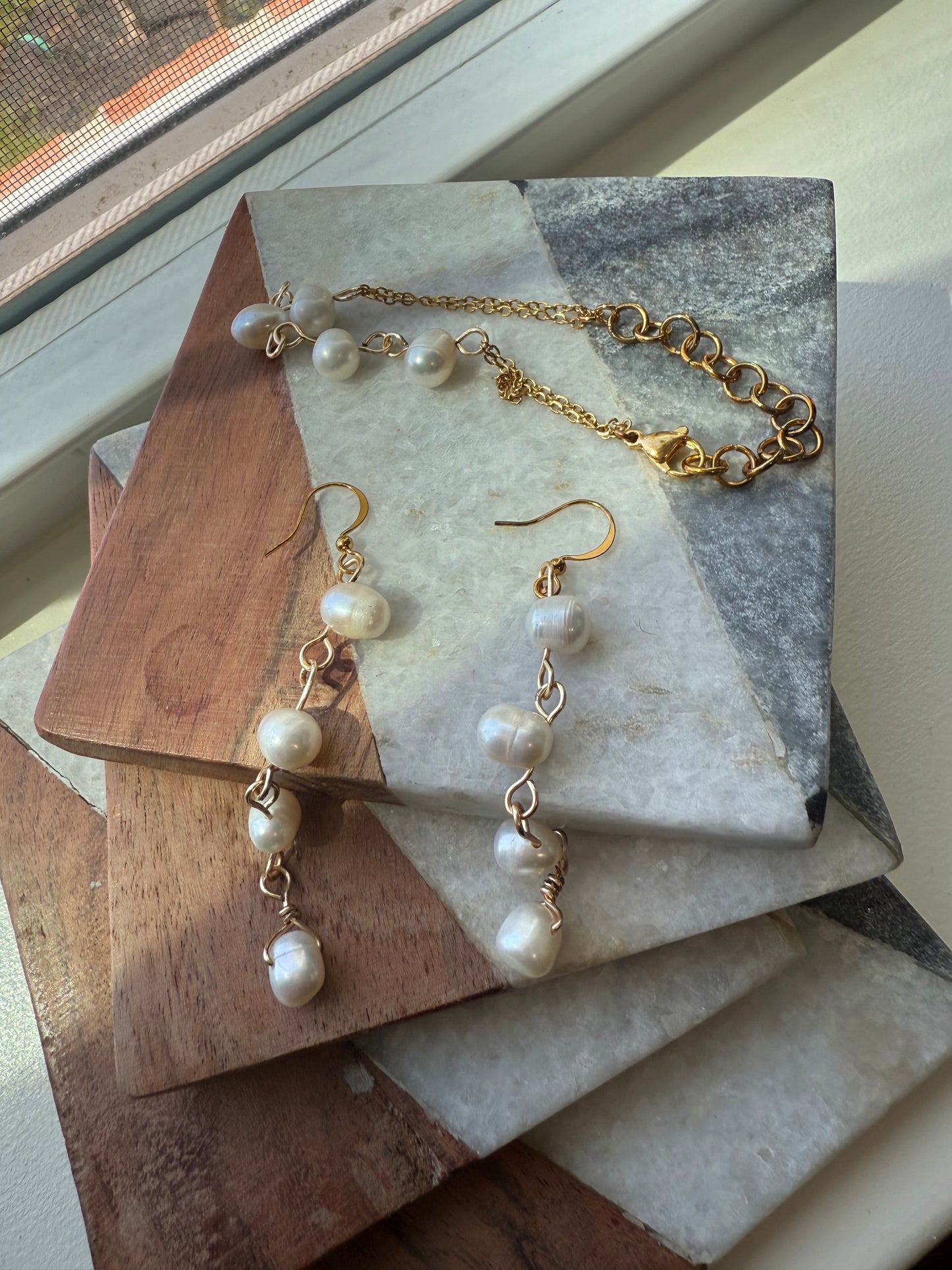 Sisters Freshwater Pearl Double layer Bracelet – 18K Gold Plated Stainless Steel