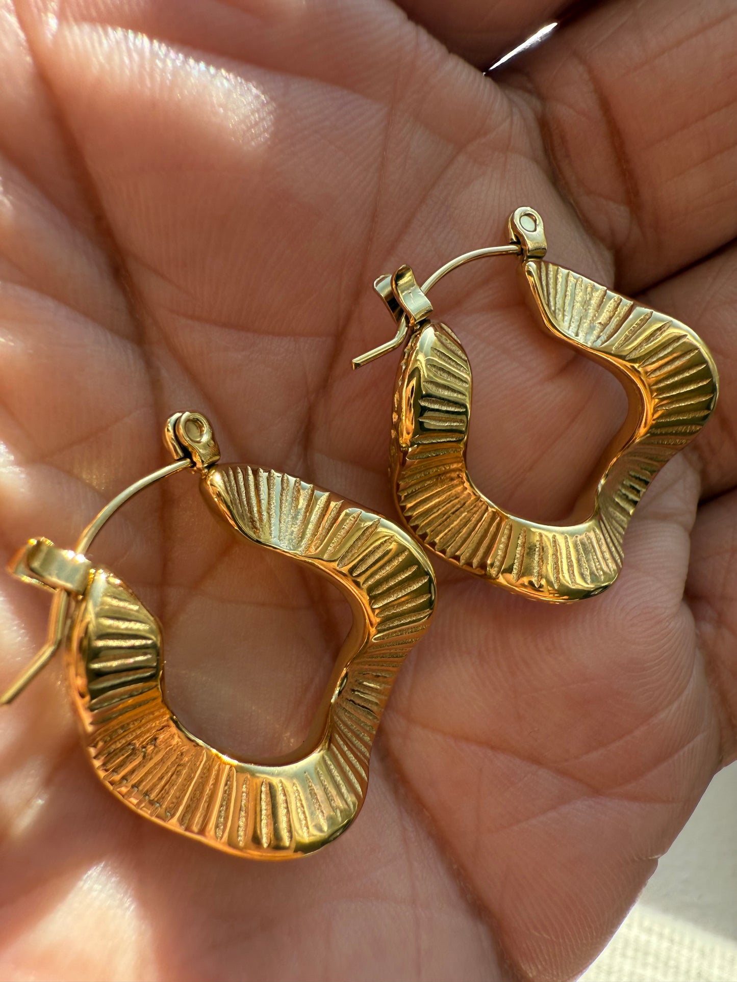 Mor Hoop Earrings – 18K Gold Plated Stainless Steel